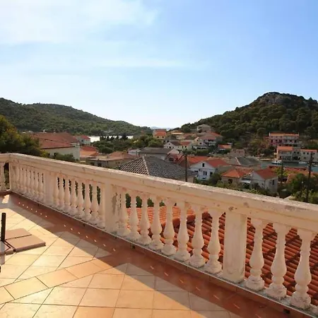 Melisa Ostanak kod kuće