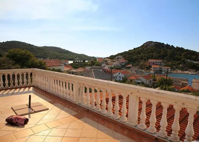 Melisa Ostanak kod kuće